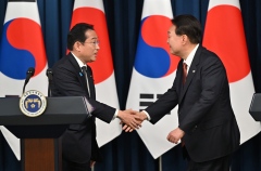 South Korea, Japan Hold Rare Summit to Mend Relations - Bloomberg