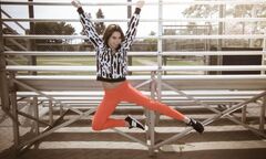 Olympic gymnast McKayla Maroney shows off her flexibility in ...