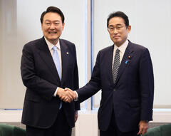 Whats Behind Japan and South Koreas Latest Attempt to Mend Ties