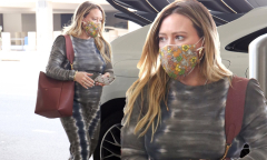 Hilary Duff wraps her baby bump in tie-dye dress as she arrives ...