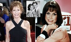 Mary Tyler Moore (Mary Tyler Moore Posed With Hand Under Chin Photo )