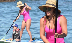 Hilary%20Duff%20pretty%20in%20pink%20paddleboarding%20in%20Hawaii%20%7C%20Daily%20Mail%20Online