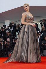 Jennifer Lawrence dazzles at Venice premiere of Mother! | Daily ...