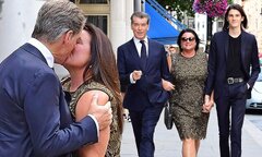 Pierce Brosnan shares a passionate kiss with wife Keely Shaye ...