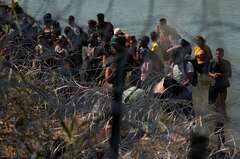 Migrant surge in Eagle Pass leads to chaotic response from local ...