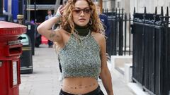 Rita Ora shows off her washboard abs in a green halterneck crop ...