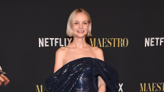 Carey Mulligan shimmers in gorgeous navy blue gown with dramatic ...