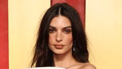 Emily Ratajkowski shows off major sideboob in a daring Jacquemus ...