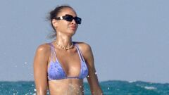 Joan Smalls flashes her washboard abs in a skimpy purple bikini as ...