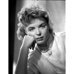 Dorothy McGuire Leaning Face on Hand Pose Photo (Dorothy McGuire)