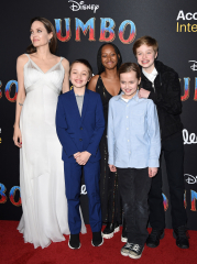 Angelina Jolie and Her Kids Shiloh, Knox, Zahara, and Vivienne ...