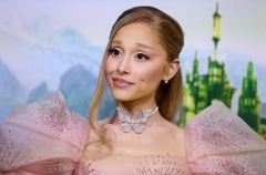 Ariana Grande (Glinda)