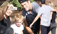 Hilary Duff and estranged husband Mike Comrie cosy up together on ...