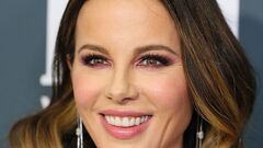 Kate Beckinsale showcases sensational physique in crop top for ...