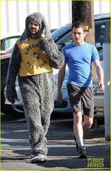 Elijah Wood: Pizza for Lunch on 'Wilfred' Set: Photo 2644571 ...