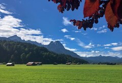 Garmisch-Partenkirchen - Zentrum des Werdenfelser Landes (Wandkalender 2024 DIN A4 quer), CALVENDO Monatskalender: Inmitten einer atemberaubender ..