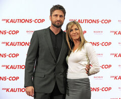 Gerard Butler Explains Jen Aniston "Butt Grab" Pic - Us Weekly ...