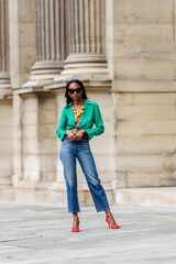 13 Flattering Mom Jeans Outfits and How to Wear Them