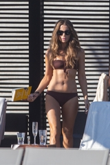 Kate Beckinsale, 46, hits back at troll who said her bikini photos ...