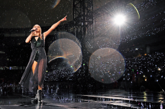 Taylor Swift Reputation Stadium Tour (Taylor Swift Falls During Rainy Concert)