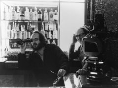 Le realisateur Stanley Kubrick sur le tournage du film Shining, 1980 (d&#x27;apres StephenKing) (b/w pho