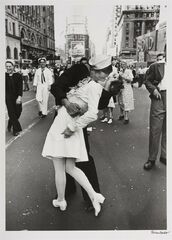 Classic Moments KISSING ON VJ DAY KISSING THE WAR GOODBYE